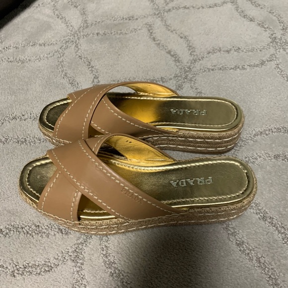 ❤️ SOLD❤️PRADA BEIGE LEATHER PLATFORM SLIDE❤️ - Picture 2 of 4